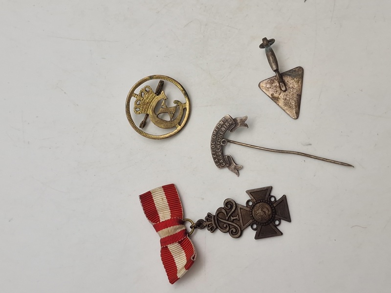 Lot diverse pins mm.