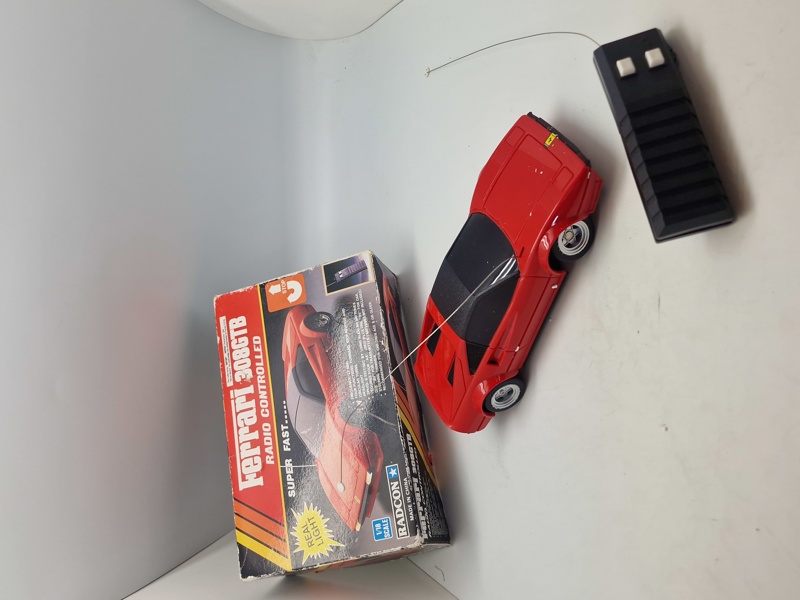 Fjernstyret Ferrari med æske