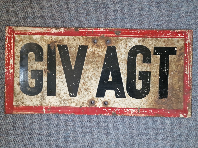 Ældre “Giv Agt” skilt