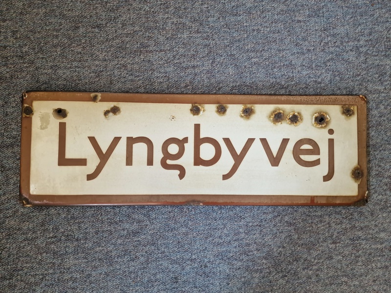 Originalt stationskilt - Lyngbyvej