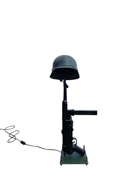 Lampe lavet som mp40 og tysk hjelm - efterkrigs (kan ikke skyde)