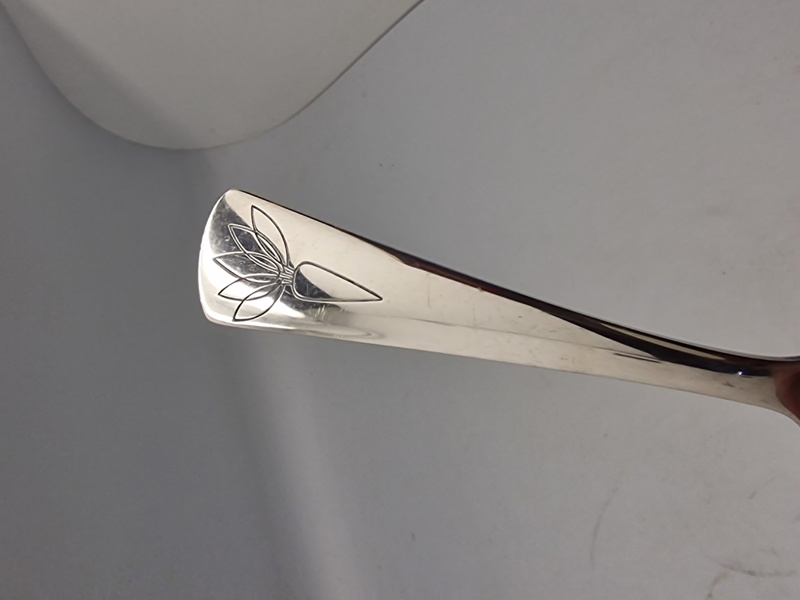 sukkerske i sterlingsølv designet af Henning Koppel for Georg Jensen. Den blev lavet i anledning af de danske sukkerfabrikkers 100-års jubilæum i 1972. 43,7 gram
