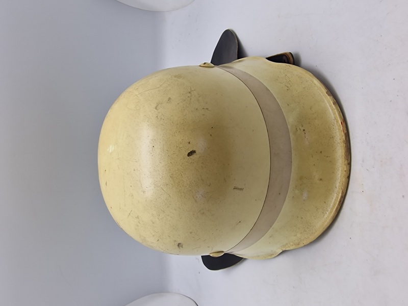 Original tysk brandhjelm malet med floucerende maling