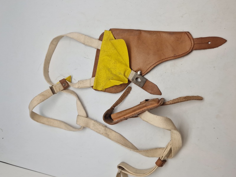 Originalt tysk pistolhylster anvendt af det det hemmelige politi under den kolde krig