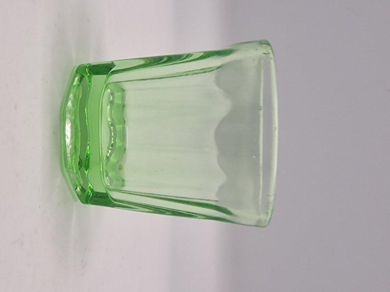 Børne glas (Uraniumgrøn)
Fyens Glasværk, Grønt børneglas, presset studsglas med planslebet standflade katalig 1934