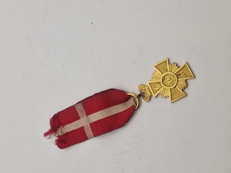 Originalt Hæderstegn for 16 års tro tjeneste for underofficerer. Hæderstegnet er indført 12/1 1854