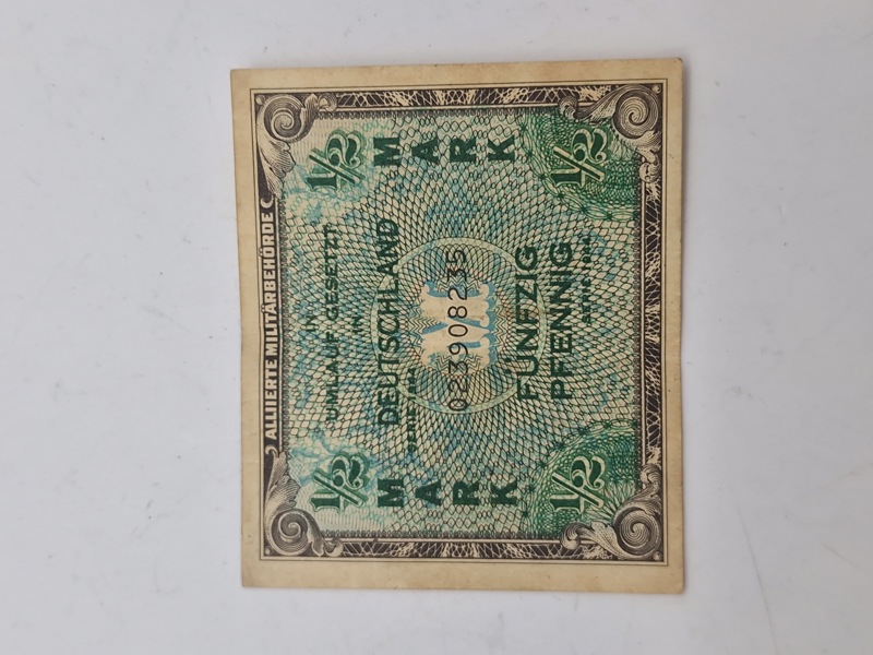 Allieret Militærvaluta (AM-Mark), specifikt en 1/2 mark (fünfzig pfennig) seddel fra 1944, udstedt af de Allierede Militærmyndigheder (Alliierte Militärbehörde)