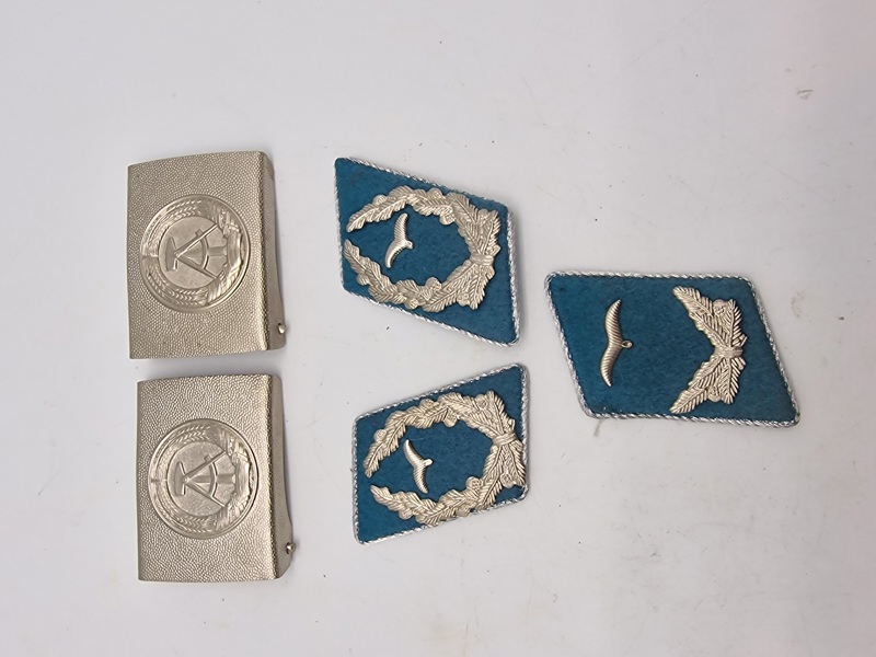Samling original DDR, bæltespænder og kravespejle