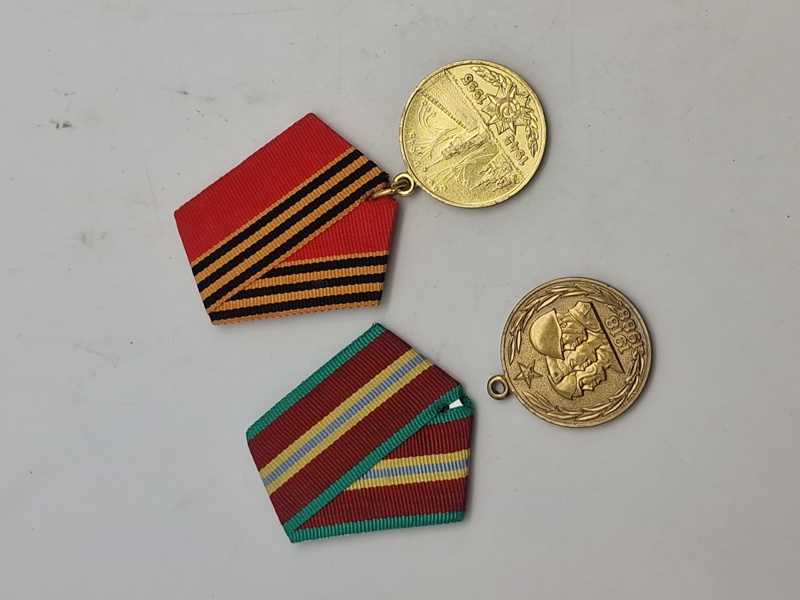 Jubilæumsmedaljen for 70-året for Sovjetunionens væbnede styrker fra 1988 & Jubilæumsmedaljen "50-året for sejren i Den store fædrelandskrig 1941–1945". 