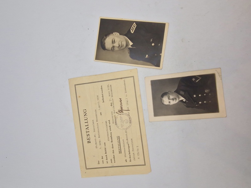 Original "Bestallung" (udnævnelse) fra den tyske flåde (Kriegsmarine) fra 1938.
Den udnævner Obermasch.Mt. Julius Poeverlein fra 1. Komp. Marineschule Wesermünde til Obermaschinisten - med to fotos