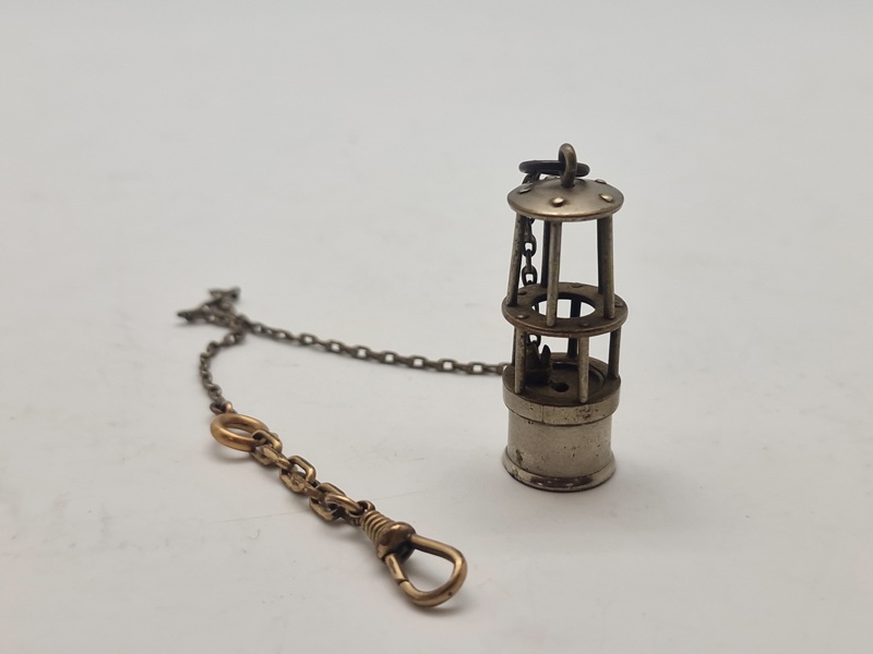 Miniature af en Davys minearbejderlampe fastgjort til urkæde (Vedhæng) 