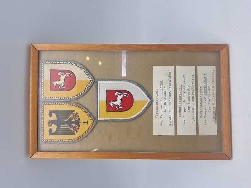 Samling Bundeswehr patches i ramme med info