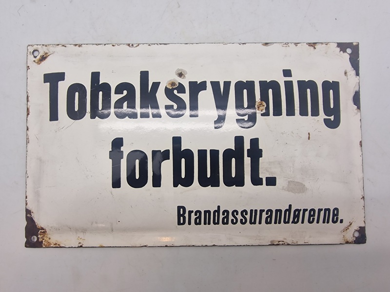 Ældre emaljeskilt med teksten “Tobaksrygning forbudt”