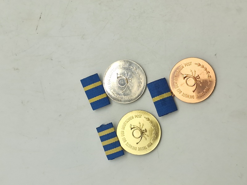 Für treue Dienste bei der Deutschen Post" (For tro tjeneste i Deutsche Post), som blev uddelt i Den Tyske Demokratiske Republik (DDR) fra 1960. 1-2-3