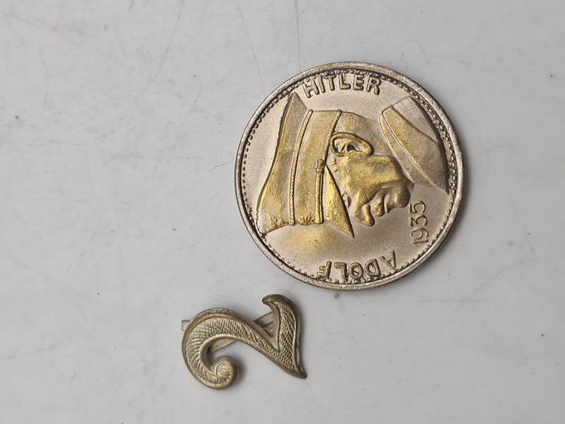 Adolf Hitler Token og mærke til skulderstrop. Nummer er originalt, og Token er efterkrigs 
