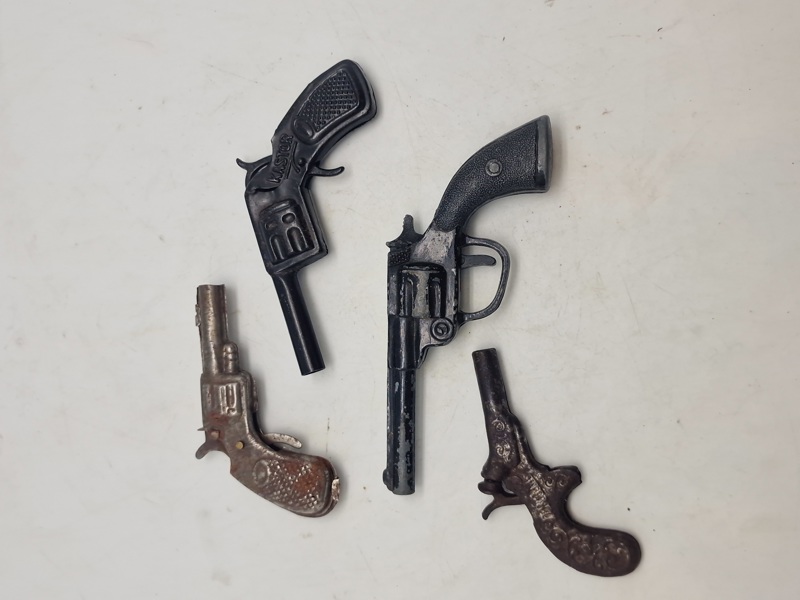 Samling ældre hundeprop pistoler mm 