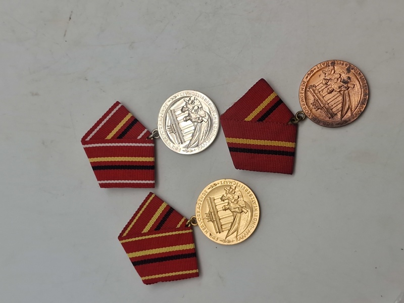 (Medaille für hervorragende Kampf- und Einsatzbereitschaft) 1-2-3