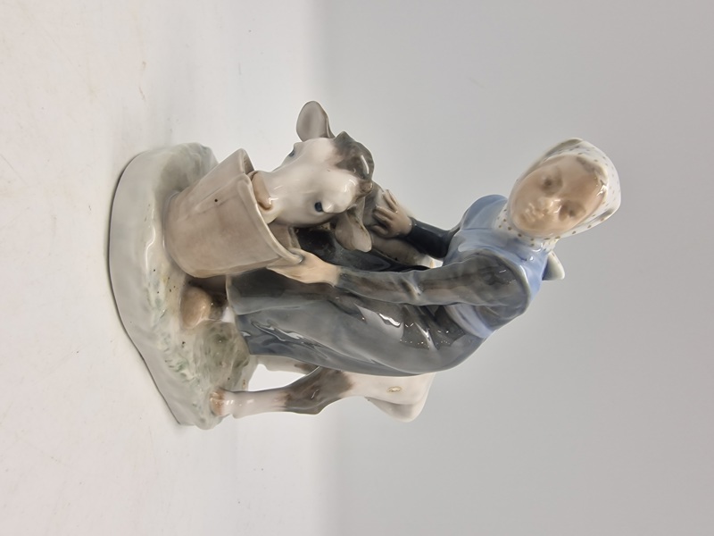 Royal Copenhagen figur kaldet "Pige med Kalv", modelnummer 779.