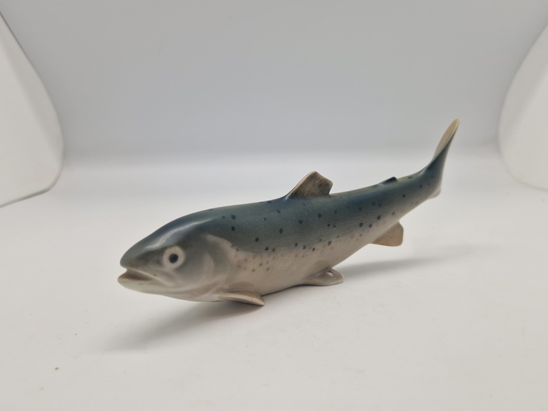 Kgl porcelænsfigur 'Fisk`(nr. 136) fra Royal Copenhagen.