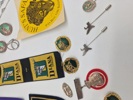 Samling patches, pins og mærker, mest jagtrelateret