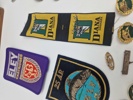 Samling patches, pins og mærker, mest jagtrelateret