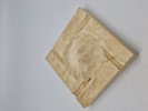 Marmor askebæger som med lidt god fantasi godt kan være udformet som et hagekors 