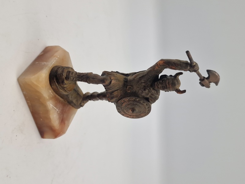 Figur med kæmpende viking 