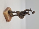 Figur med kæmpende viking 