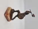 Figur med kæmpende viking 