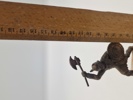 Figur med kæmpende viking 
