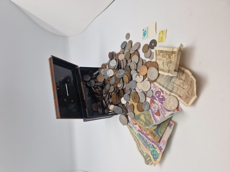Samling mønter og sedler, samt original pengekasse 