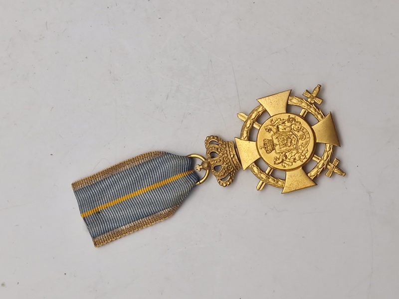 Original rumænsk medalje for tapperhed eller loyalitet, "Medaljen for Mandighed og Loyalitet" (Medal for Manhood and Loyalty). 