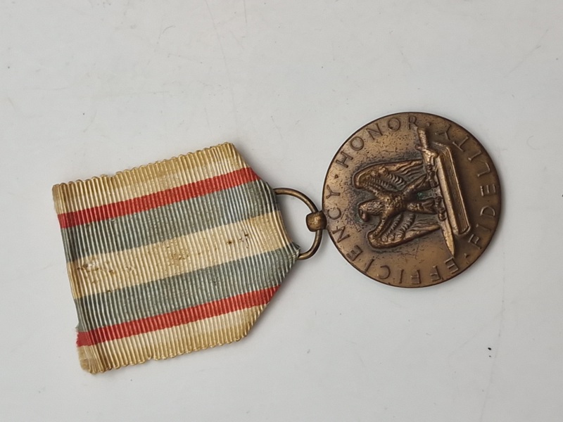 Original Army Good Conduct Medal fra USA, som gives til soldater i den amerikanske hær for eksemplarisk opførsel, effektivitet og loyalitet. 