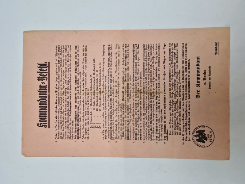 Original "Kommandantur-Befehl" er en militær ordre fra Kommandanturet i Berlin, der fastsætter regler for militært personel i byen WW1