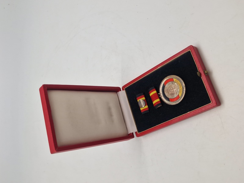 Original Verdienstmedaille der DDR (Fortjenstmedalje fra DDR), som var en statslig udmærkelse i Den Tyske Demokratiske Republik (DDR)