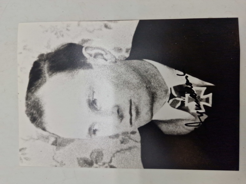 Billede af  Felix Zymalkowski, en tysk ubådskommandant under Anden Verdenskrig. Han er iført uniform og bærer Jernkorsets Ridderkors med Egeløv - original signatur 