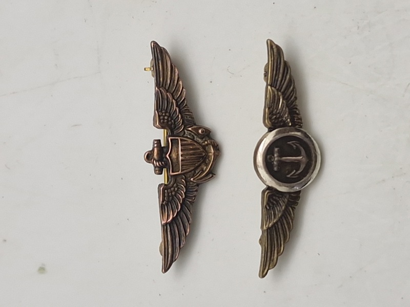 Originalt "Naval Aviator Pilot Wings Patch" & US Navy Naval Observer Overseas Cap Badge 