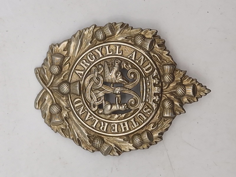 Originalt WW1/WW2  kasketmærke tilhørende Argyll and Sutherland Highlanders, et tidligere infanteriregiment i den britiske hær. 