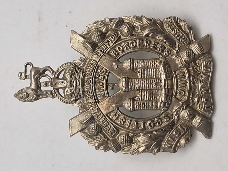 Originalt officershueemblem  WW1/WW2 fra King's Own Scottish Borderers (KOSB), et tidligere infanteriregiment i den britiske hær. 
