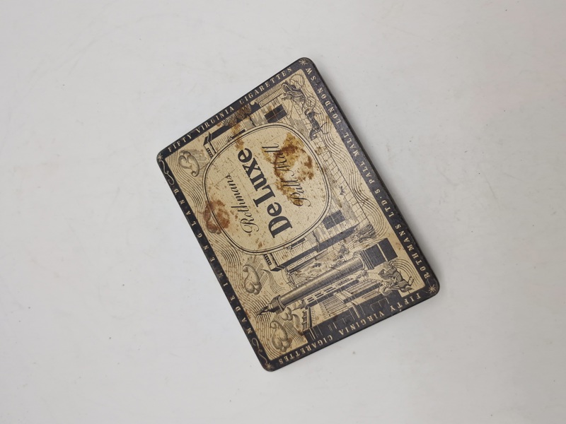 Original Rothmans De Luxe Pall Mall cigaretæske i blik, der oprindeligt indeholdt 50 Virginia-cigaretter