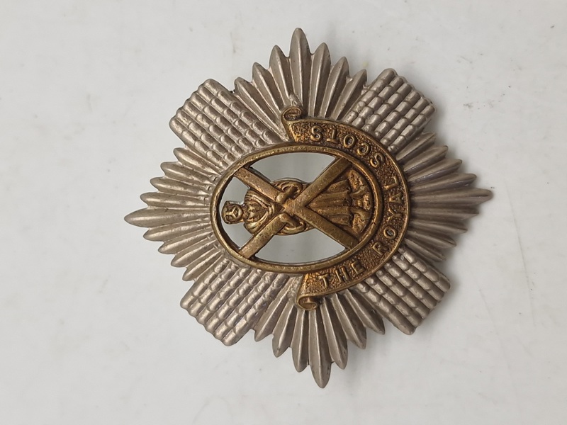 Originalt WW1/WW2 kasketmærke fra The Royal Scots (The Royal Regiment), et historisk infanteriregiment i den britiske hær