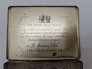 Original Rothmans De Luxe Pall Mall cigaretæske i blik, der oprindeligt indeholdt 50 Virginia-cigaretter