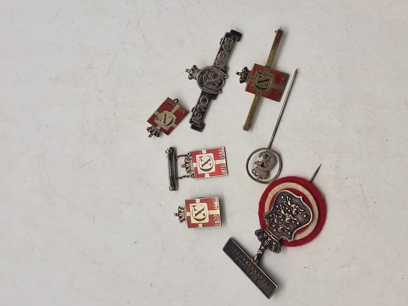 Originalt Kong Christian X lot, bl.a. en del kongemærker i sterlingsølv og emalje 