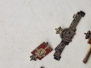 Originalt Kong Christian X lot, bl.a. en del kongemærker i sterlingsølv og emalje 