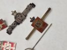 Originalt Kong Christian X lot, bl.a. en del kongemærker i sterlingsølv og emalje 