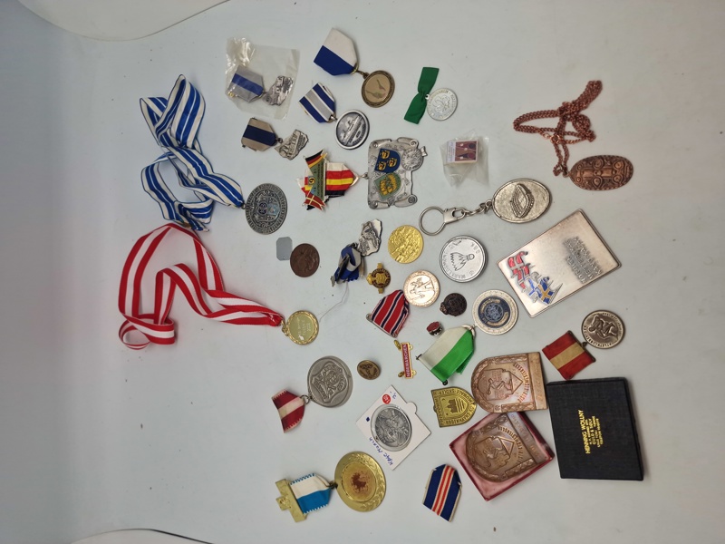 Lot diverse pins og medaljer 
