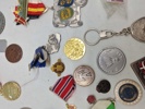 Lot diverse pins og medaljer 