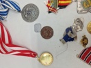 Lot diverse pins og medaljer 