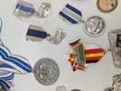 Lot diverse pins og medaljer 