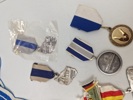 Lot diverse pins og medaljer 